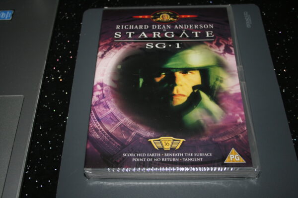 STARGATE SG1 SERIES 4 VOLUME1 (DVD, 2001) BRAND NEW. CERT PG.