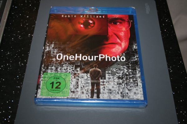 One Hour Photo (Blu-ray, 2013) Brand New. Cert 12.